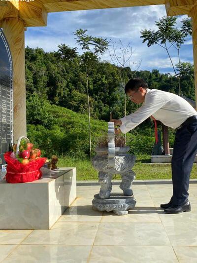 Đồng chí Nguyễn Đức Thật dâng hương tại Bia tưởng niệm các Anh hùng liệt sỹ xã Mường Tè