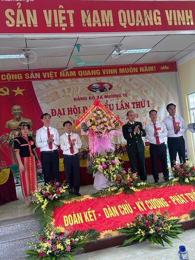 Đồng chí Đặng Vĩnh Thụy tặng hoa chúc mừng Đại hội