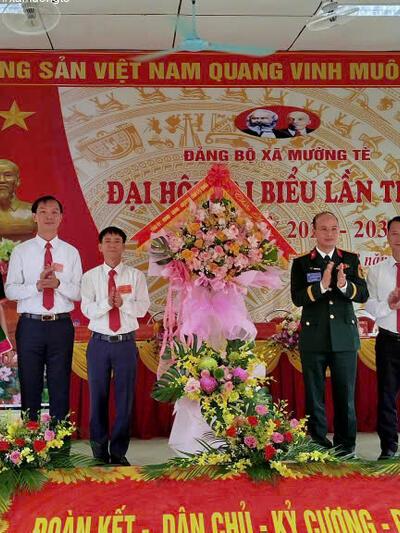 Đồng chí Đặng Vĩnh Thụy tặng hoa chúc mừng Đại hội