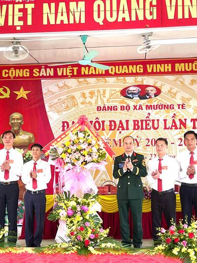 Đồng chí Đặng Vĩnh Thụy tặng hoa chúc mừng Đại hội