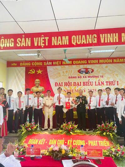 Các đại biểu dự Đại hội chụp ảnh lưu niệm