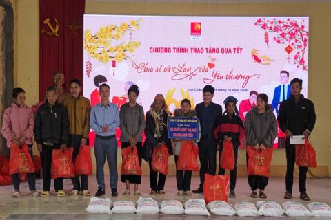 Công ty Thủy điện Pắc Ma “Trao Quà Tết”  chia sẻ cùng các gia đình chính sách và hộ nghèo trên địa bàn xã Mường Tè