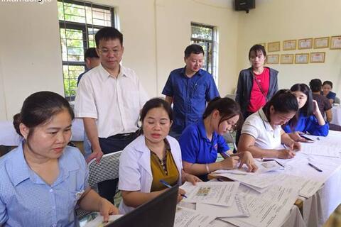 Chủ tịch UBND xã Mường Tè kiểm tra công tác khám sức khỏe toàn dân năm 2026 tại bản Nậm Củm