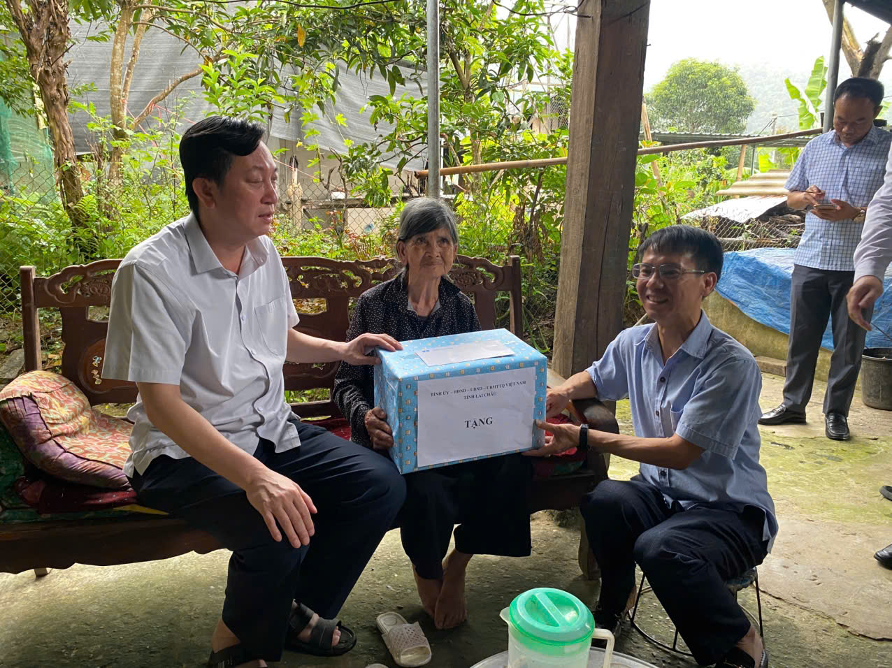 Đồng chí Lò Văn Cương – Ủy viên Ban Thường vụ Tỉnh ủy, Trưởng ban Nội chính Tỉnh ủy cùng Đoàn công tác thăm hỏi và động viên bà Cà Thị Hín là vợ liệt sĩ Tống Văn Pèng trên địa bàn xã
