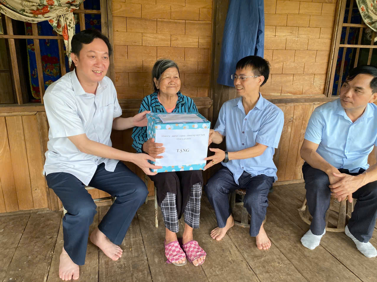 Đồng chí Lò Văn Cương – Ủy viên Ban Thường vụ Tỉnh ủy, Trưởng ban Nội chính Tỉnh ủy cùng Đoàn công tác thăm hỏi và động viên bà Lù Thị Ngun là mẹ liệt sĩ Tống Văn Định trên địa bàn xã